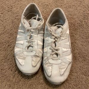 6 1/2 Nfinity cheer shoes good condition but used
